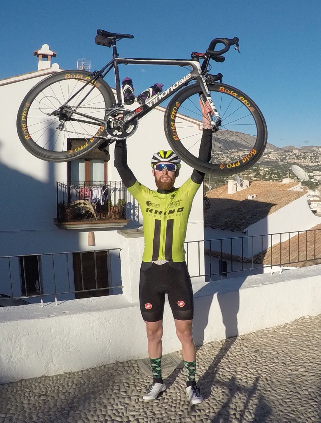 Why not install footrests and mudguards on carbon bicycles?