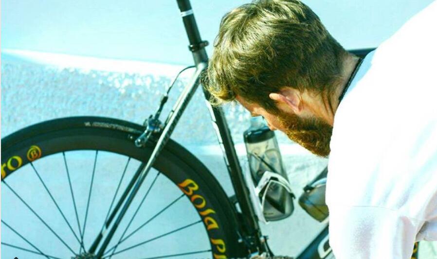 What is the appropriate tire pressure for a carbon bicycle wheel?